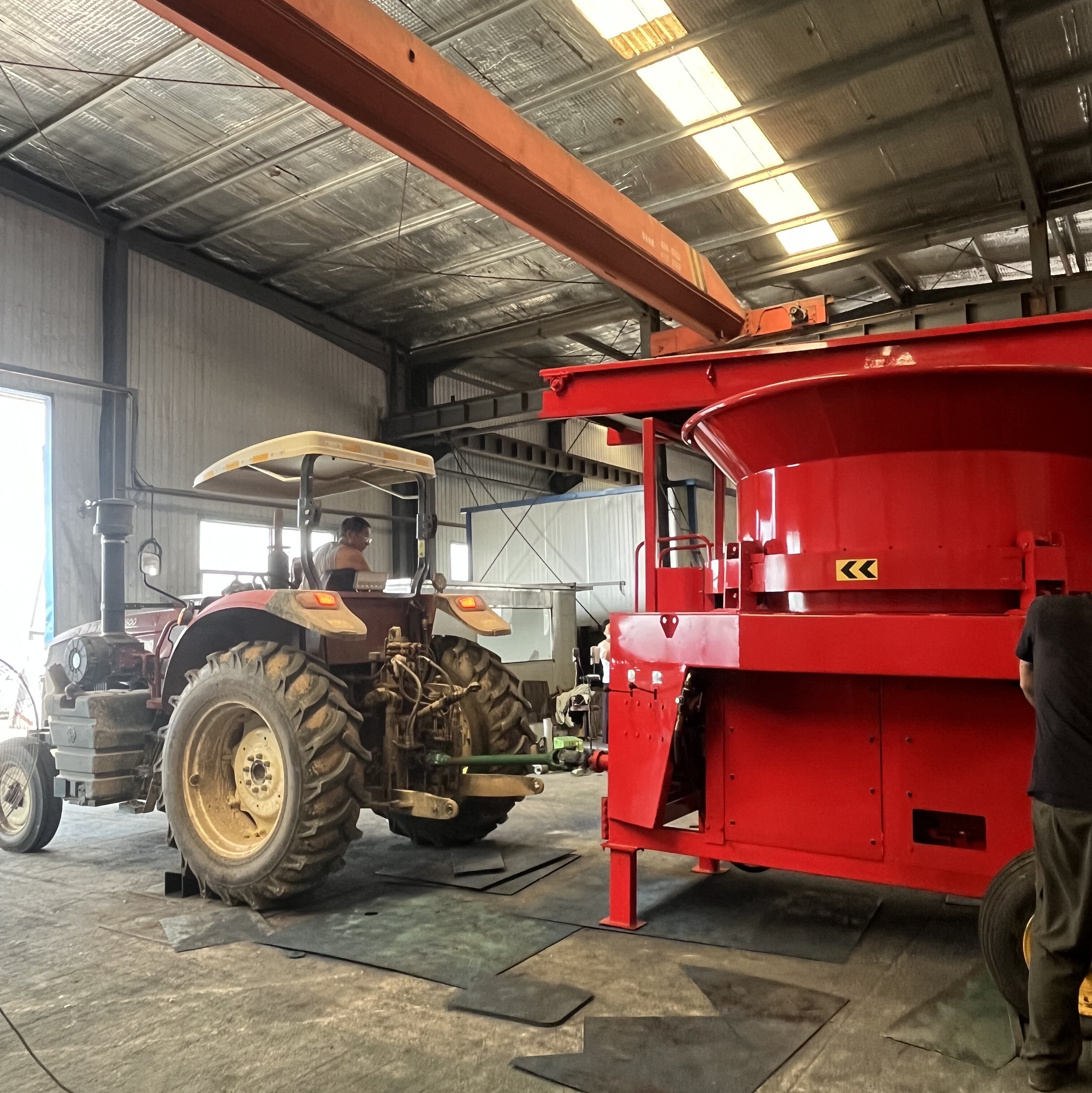 90hp-90hp-disc-straw-shredder-wide-workshop-view